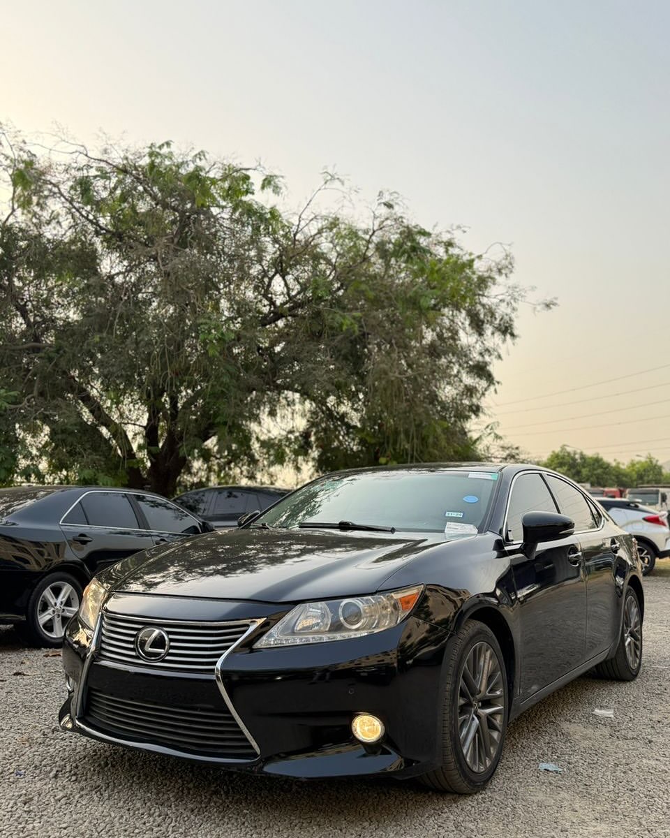 Luxury Redefined: 2014 Lexus ES350 with Premium Tech