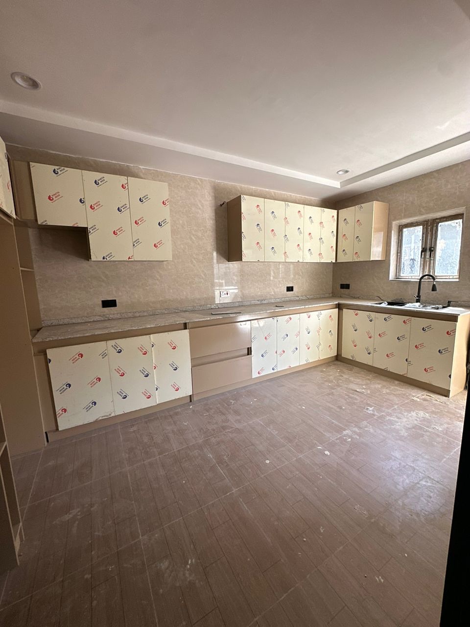 Stunning 3-Bed Duplex in Prime Idu!