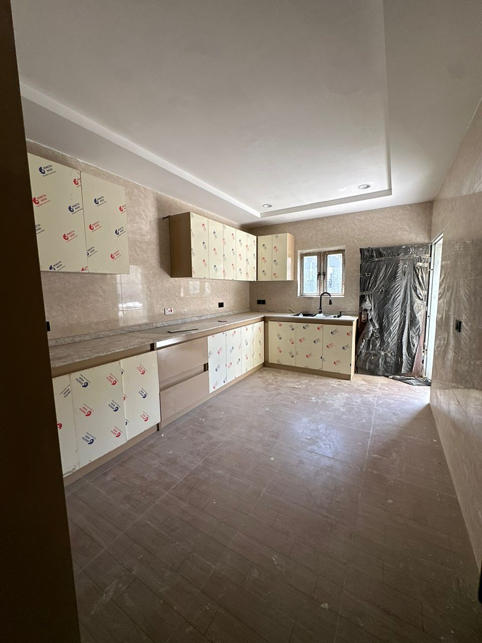 Stunning 3-Bed Duplex in Prime Idu!