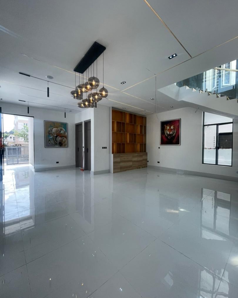 Elegant 5-Bedroom Haven with Resort-Style Pool in Lekki
