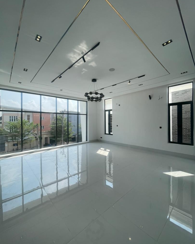 Elegant 5-Bedroom Haven with Resort-Style Pool in Lekki