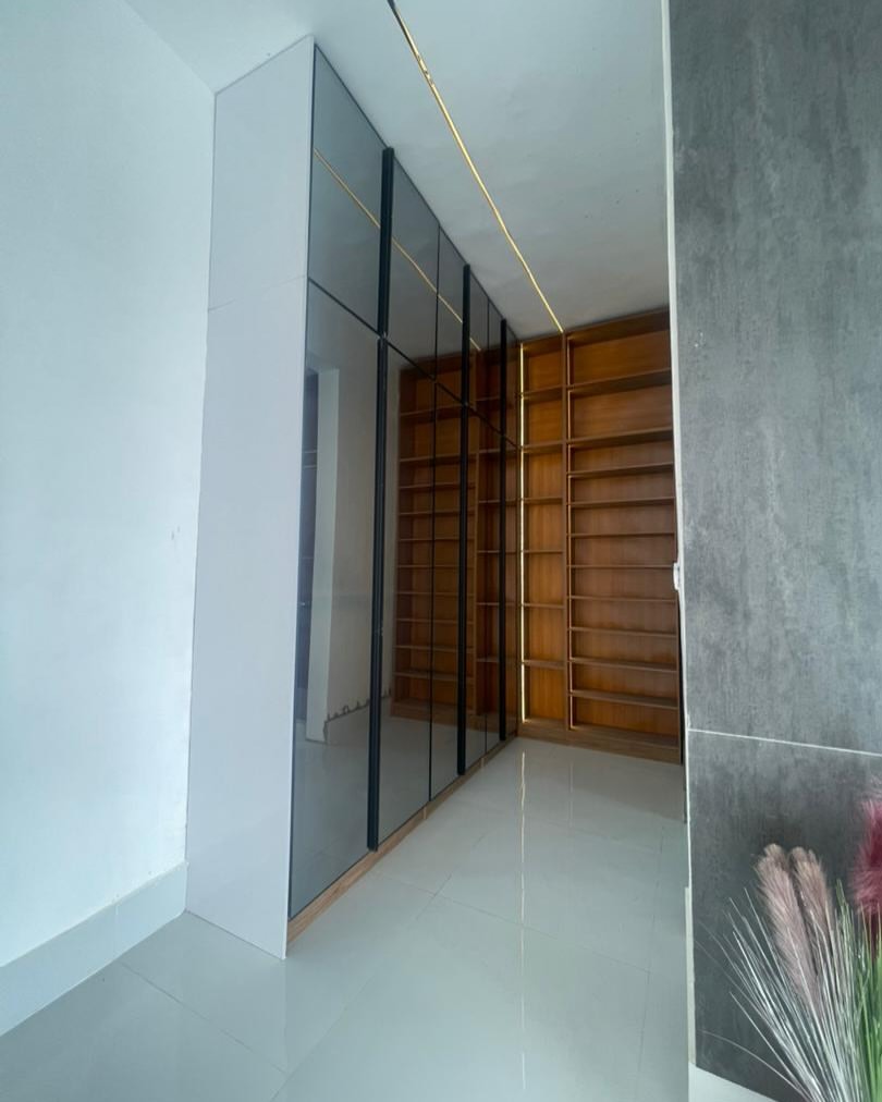 Elegant 5-Bedroom Haven with Resort-Style Pool in Lekki