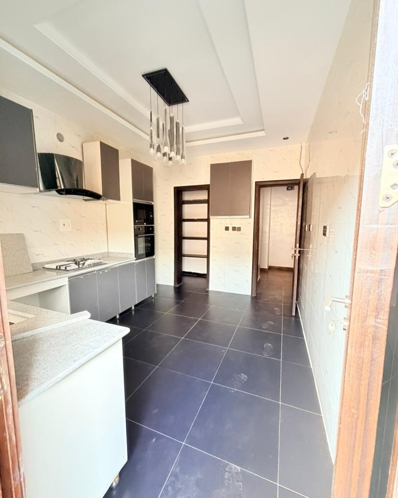 Modern 5-Bed Duplex with BQ Near Airport