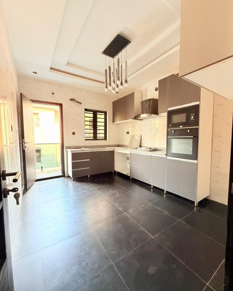 Modern 5-Bed Duplex with BQ Near Airport