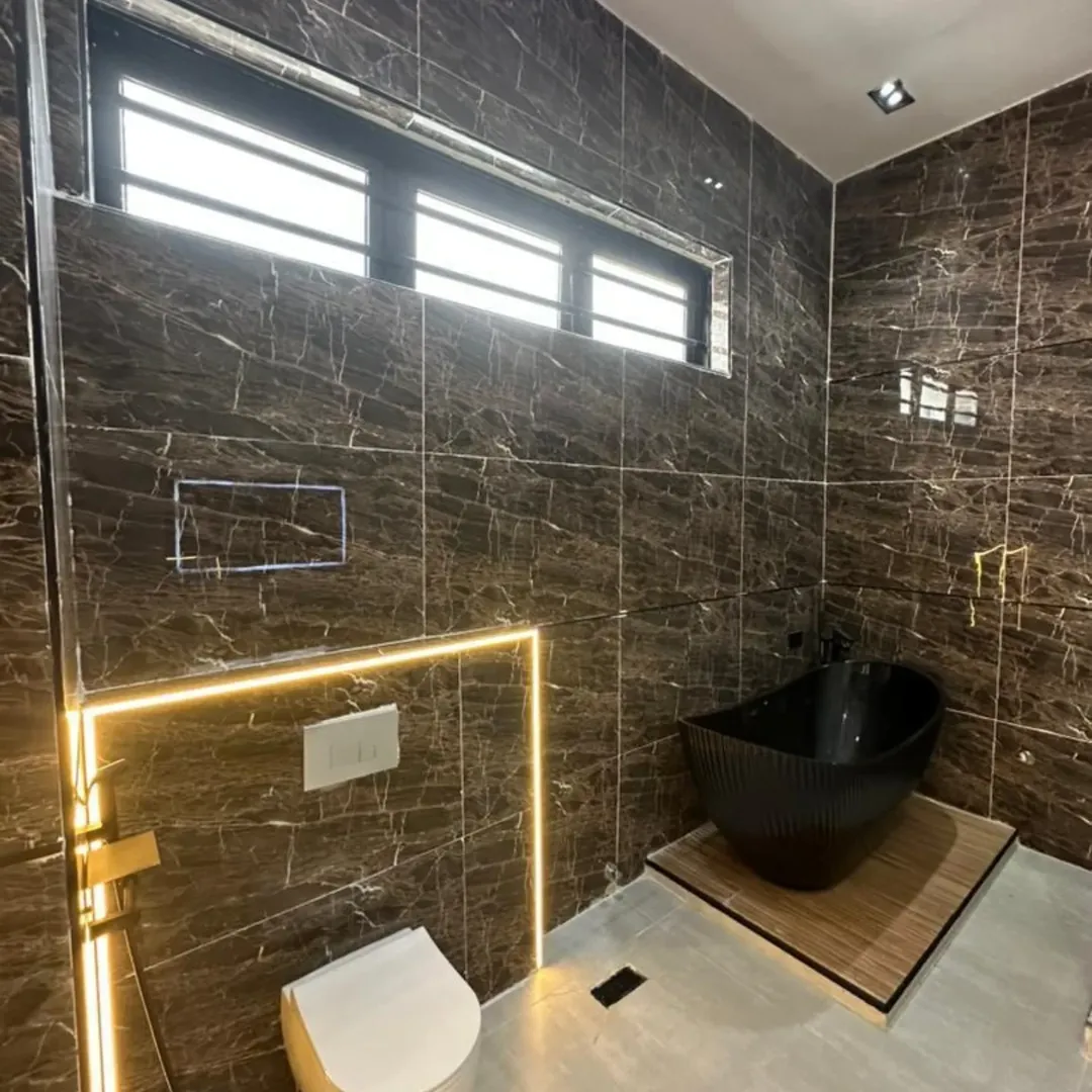 Chevron’s Premier Estate: A 5-Bedroom Oasis with Pool