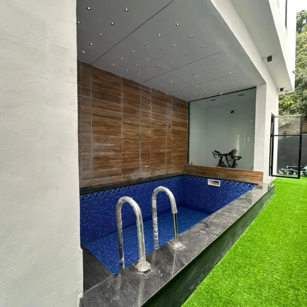 Chevron’s Premier Estate: A 5-Bedroom Oasis with Pool