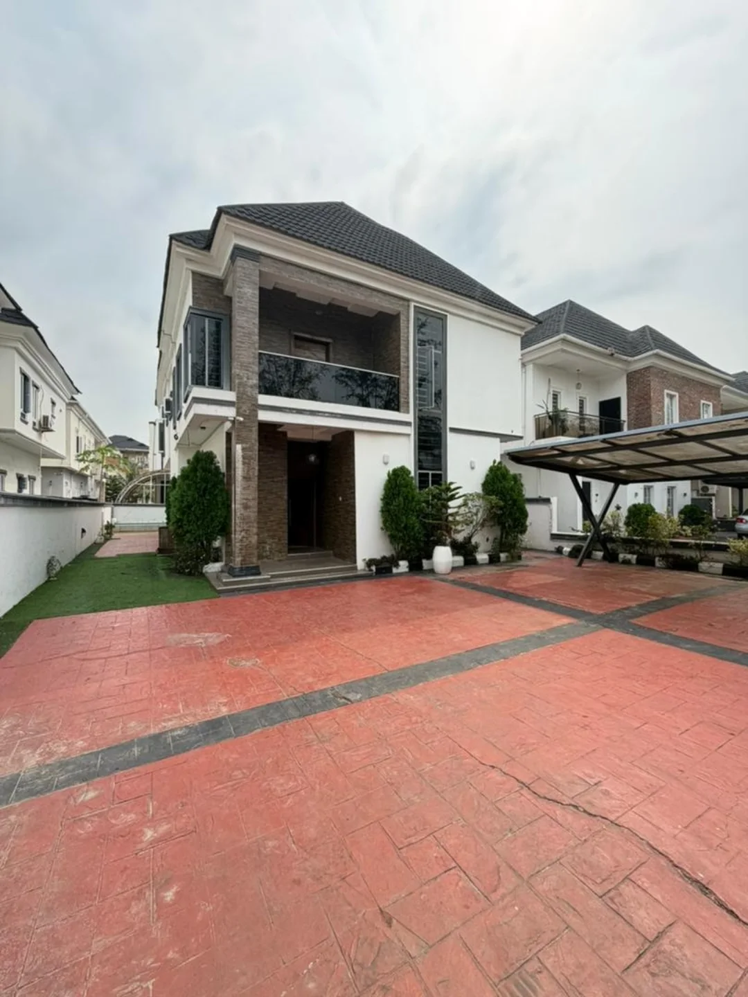 Opulent 5-Bed Duplex with Resort-Style Pool in Lekki