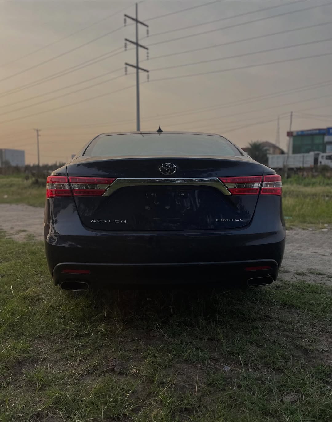 Luxury 2014 Toyota Avalon: Sunroof & Tech