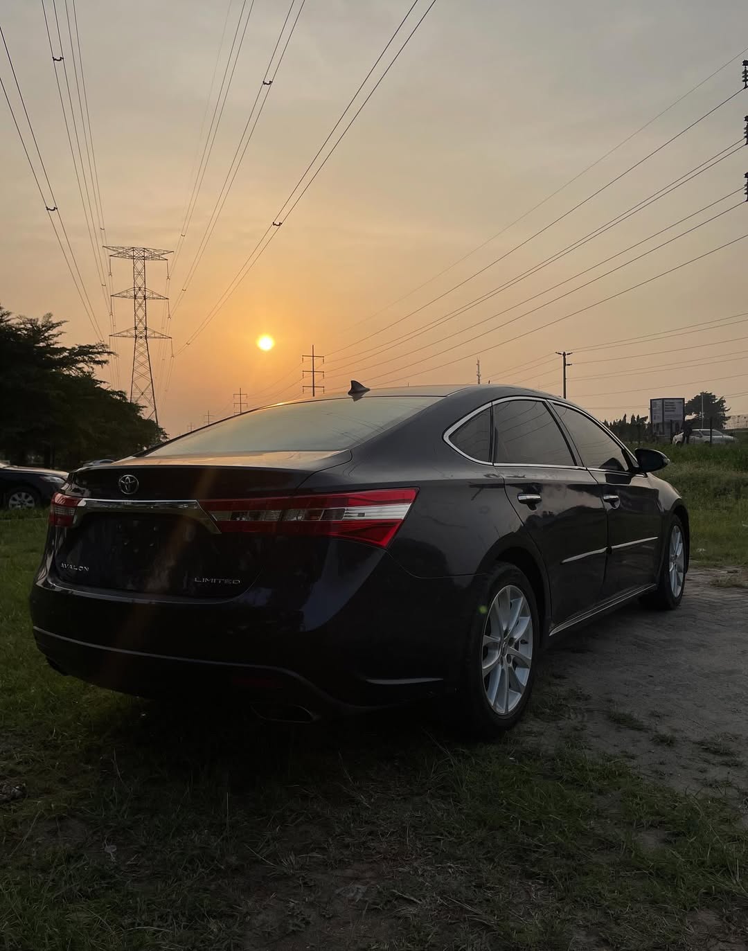 Luxury 2014 Toyota Avalon: Sunroof & Tech