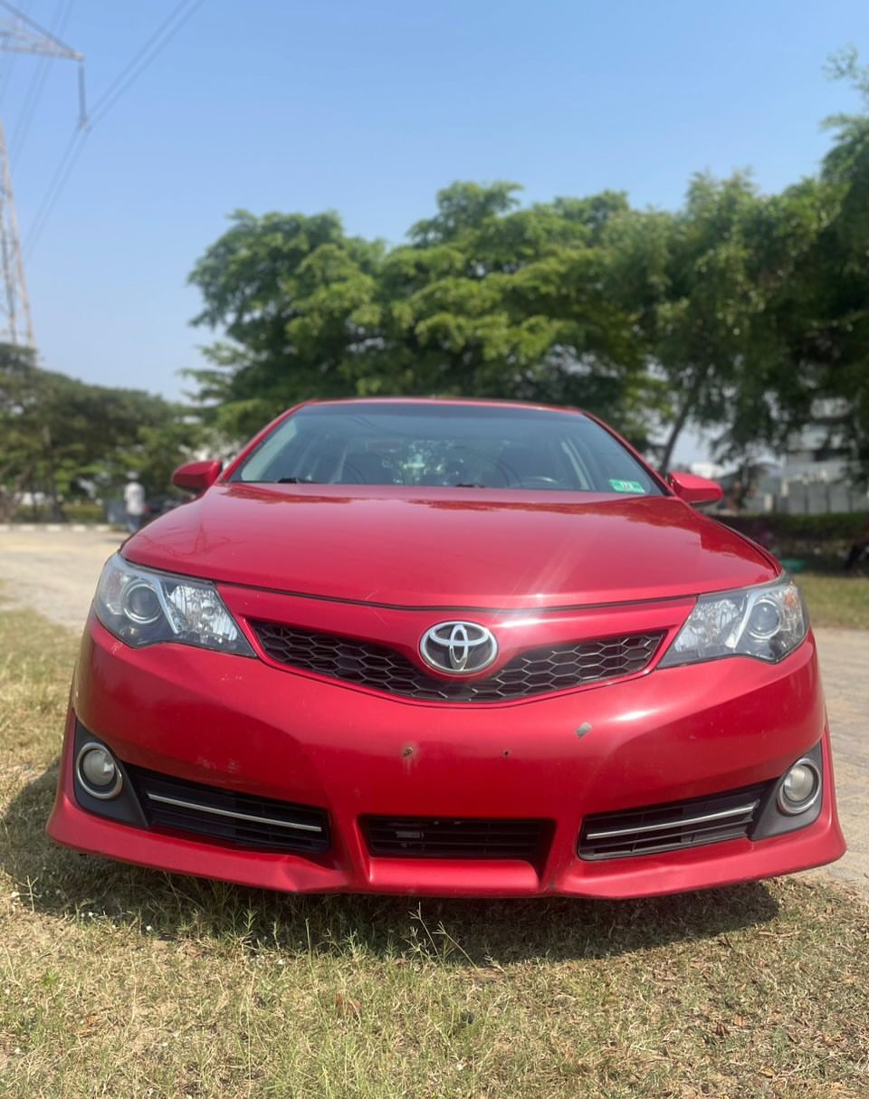 2013 Camry SE: Sunroof & Camera, Unbeatable Price
