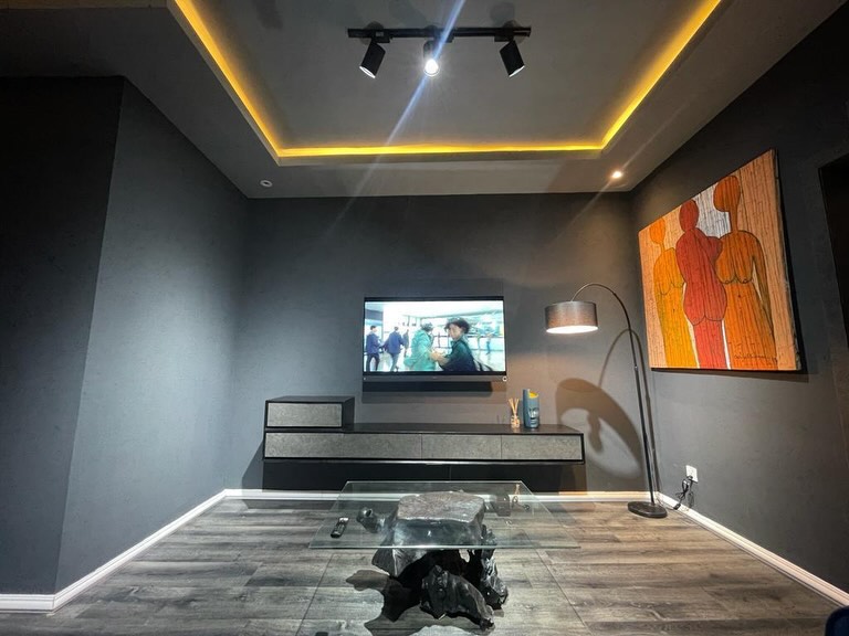 Bayview Elegance: Pool, Gym & Lagos Luxury