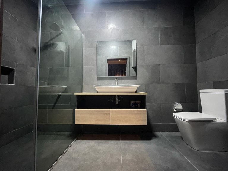 Bayview Elegance: Pool, Gym & Lagos Luxury