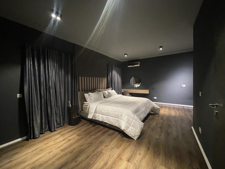 Bayview Elegance: Pool, Gym & Lagos Luxury