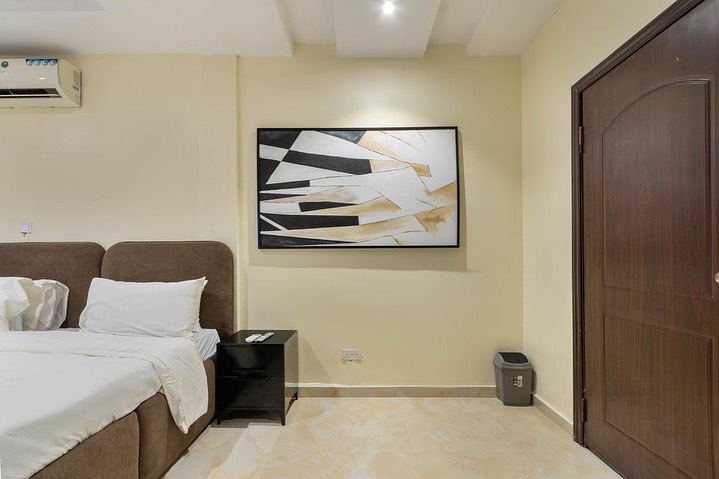 Lekki Phase 1 Oasis: Serene 1BR with 24/7 Power & WiFi