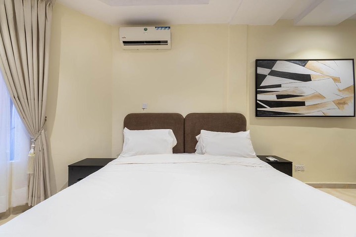 Lekki Phase 1 Oasis: Serene 1BR with 24/7 Power & WiFi