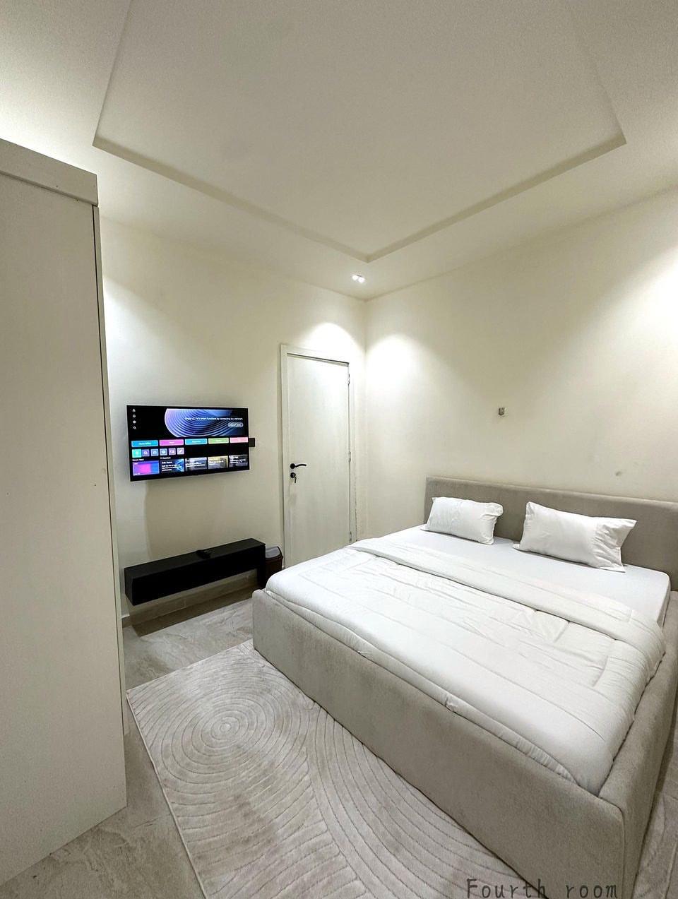 Victoria Bay Oasis: 4BR with Pool & PS5