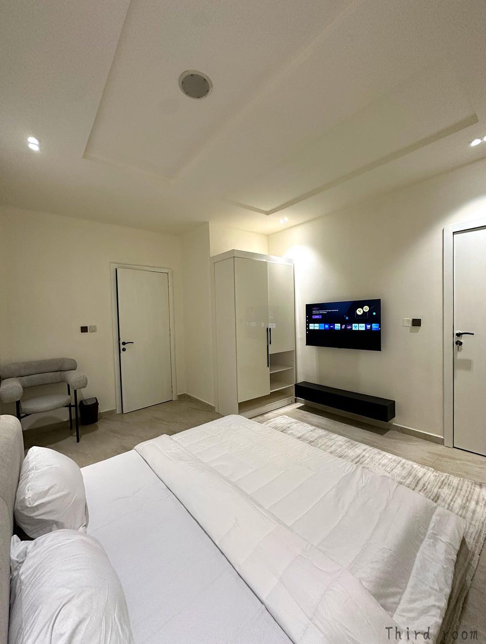 Victoria Bay Oasis: 4BR with Pool & PS5