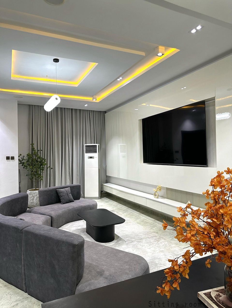 Victoria Bay Oasis: 4BR with Pool & PS5