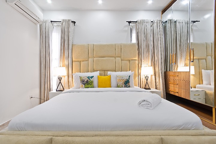 Stylish 2BR Haven with Pool & Gym in Banana Island