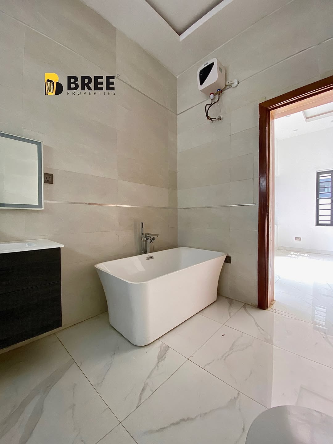 Stunning 4-Bed Poolside Retreat in Lekki County