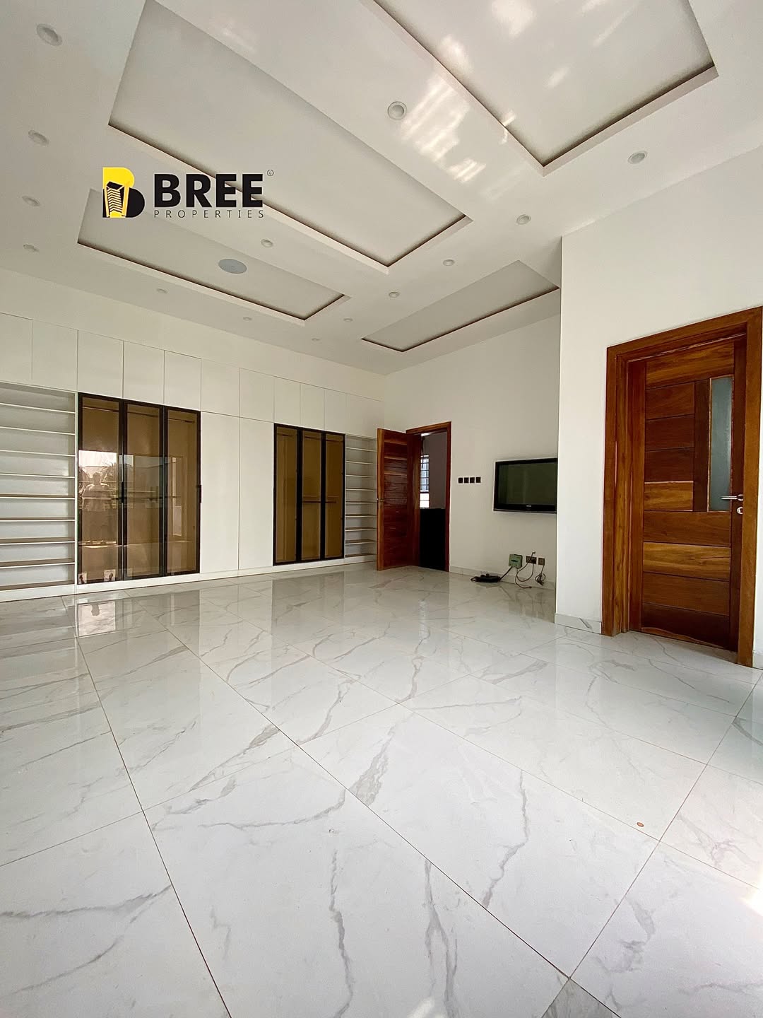 Stunning 4-Bed Poolside Retreat in Lekki County