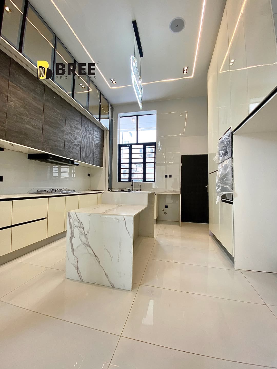 Elegant 5-Bedroom Haven with Pool in Prime Chevron Estate