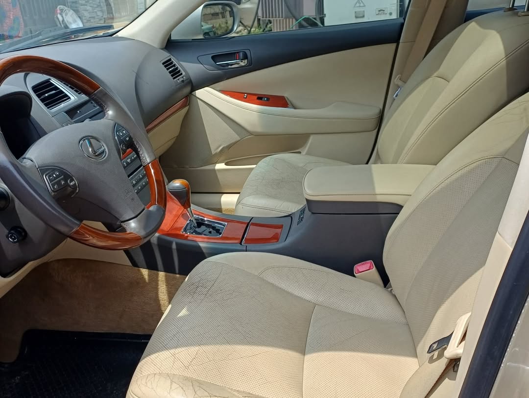 Luxury Redefined: 2011 Lexus ES 350 Full Option
