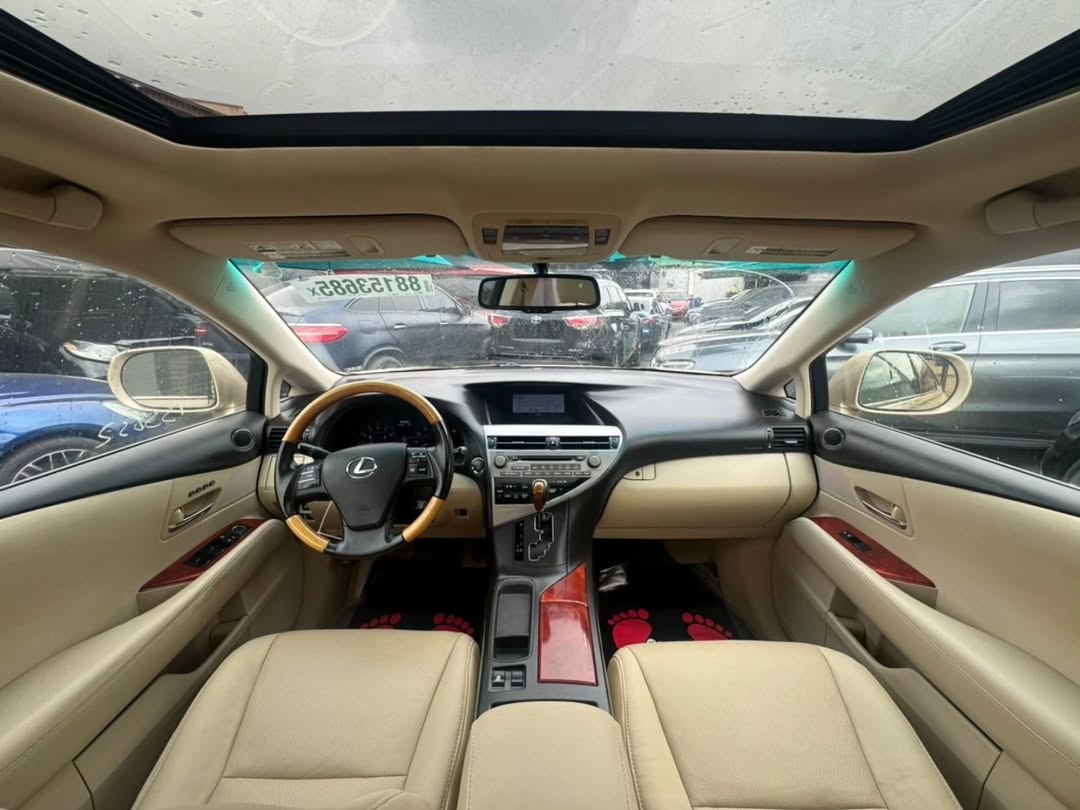 Luxury Lexus RX350: Impeccable 2010 Model
