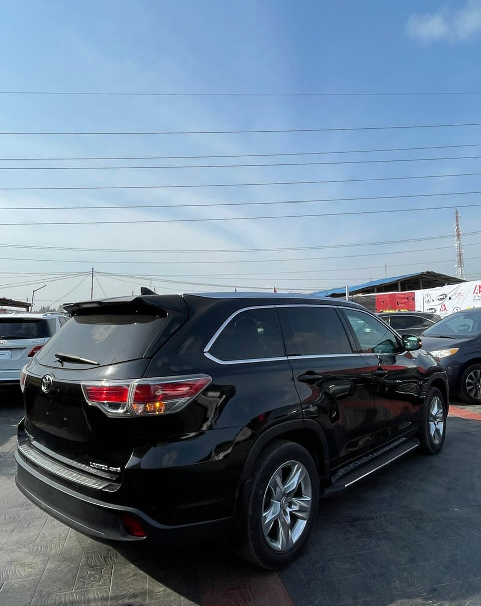 Luxury 2016 Highlander: Panoramic Sunroof & AWD
