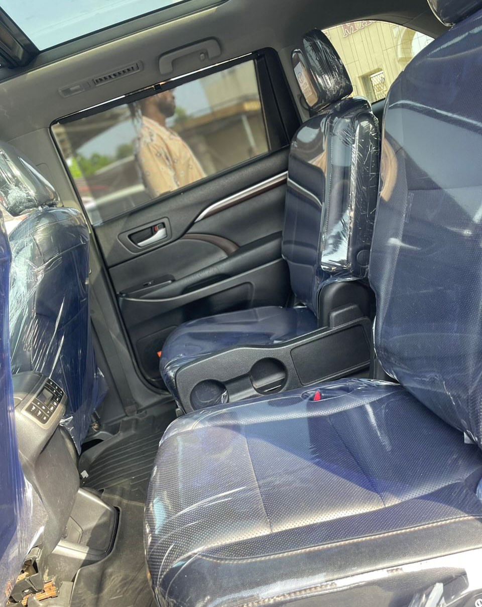 Luxury 2016 Highlander: Panoramic Sunroof & AWD