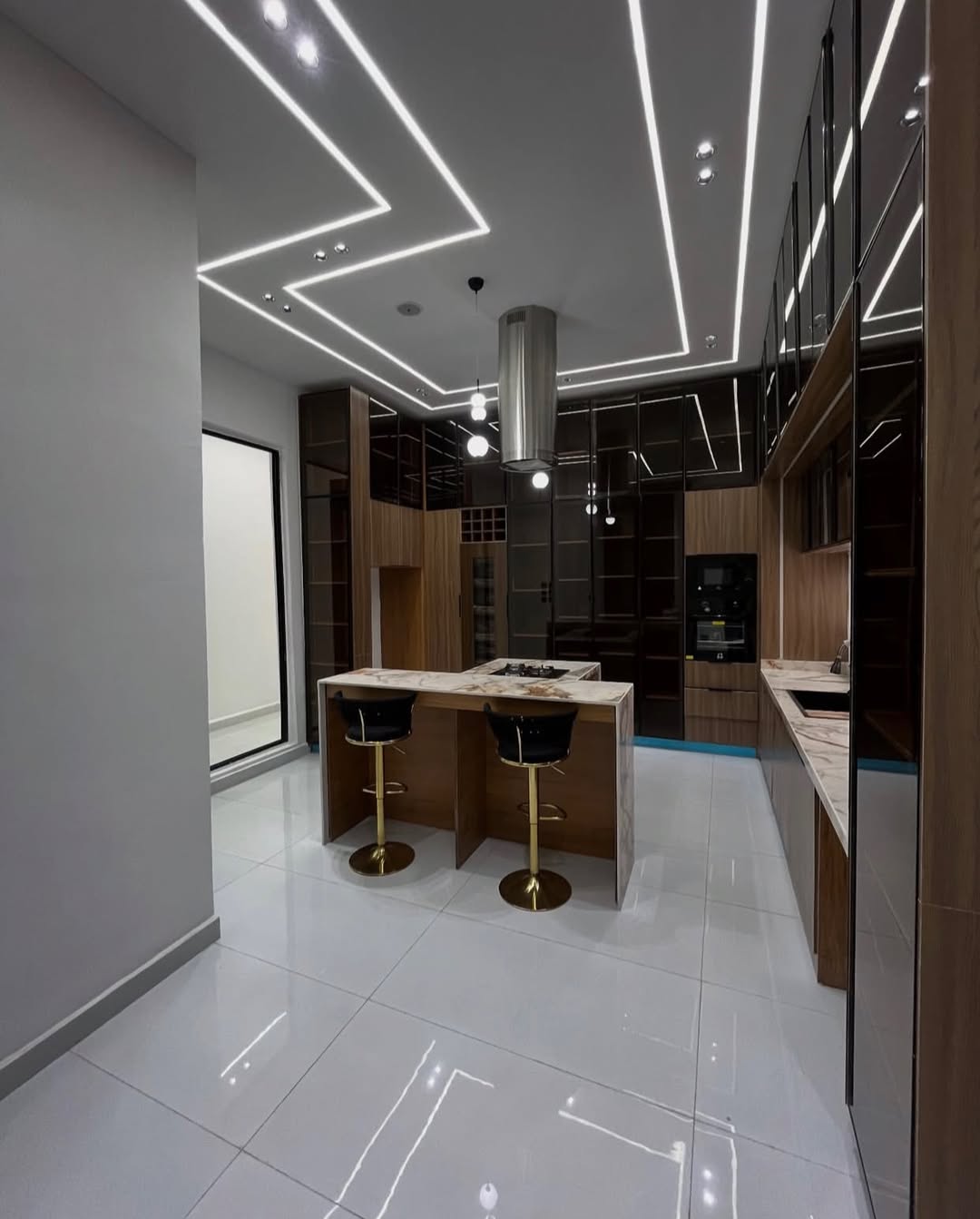 Lagos Luxury: 5-Bed Duplex with Pool & Gym in Ikota