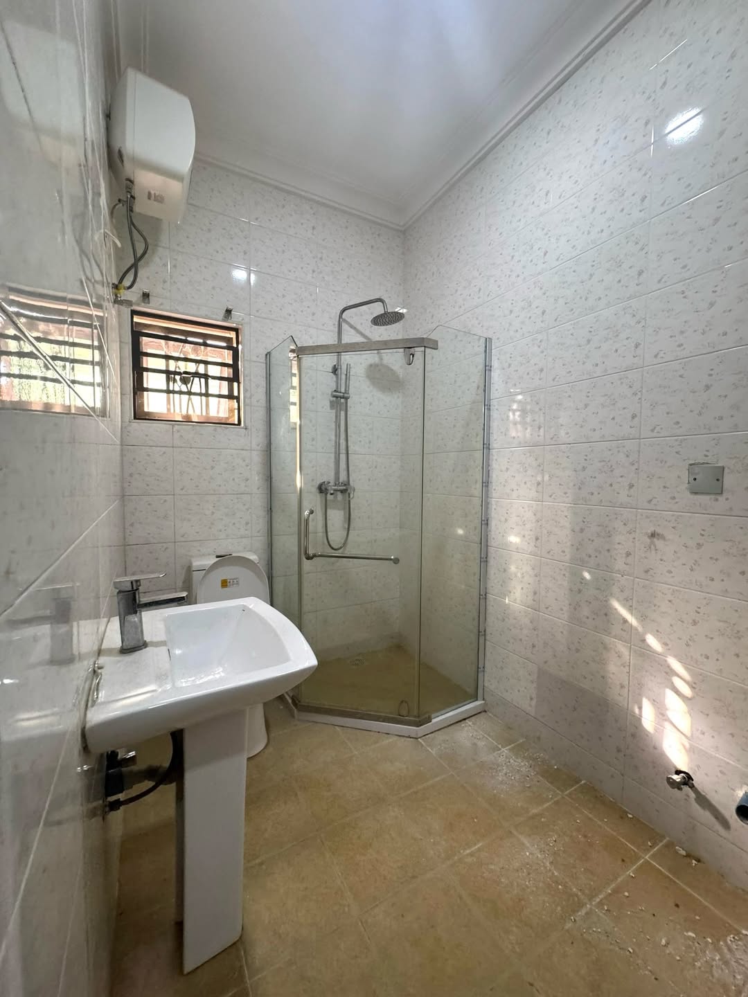 Katampe’s Premier 2-Bed: Pool, Gym & Serenity