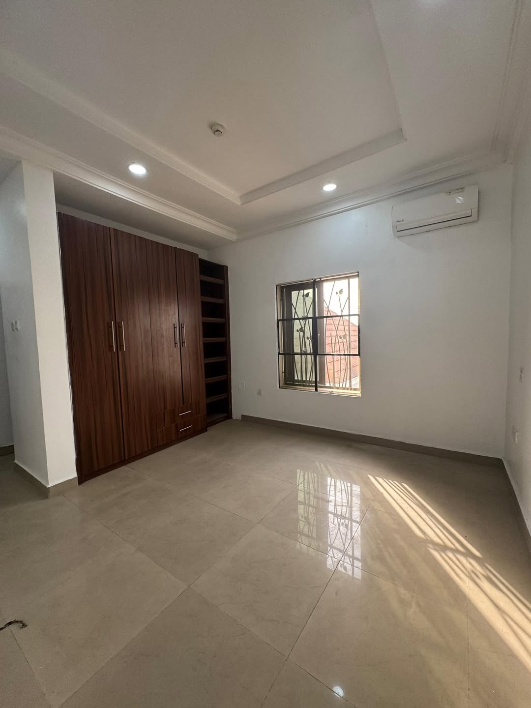 Katampe’s Premier 2-Bed: Pool, Gym & Serenity