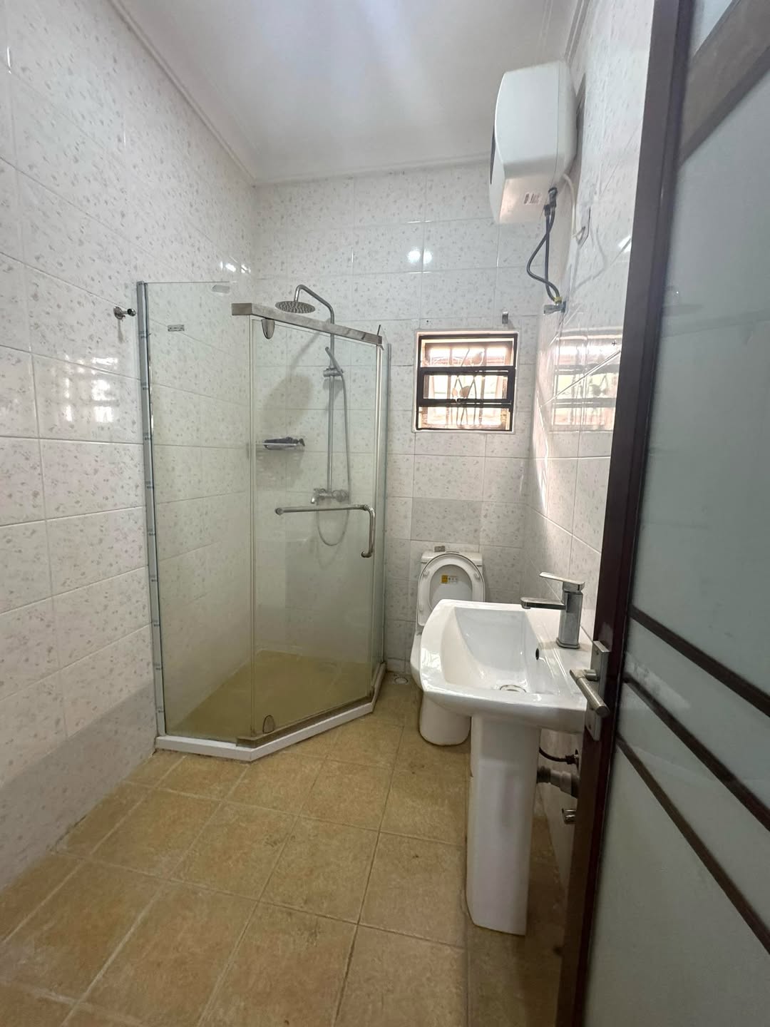 Katampe’s Premier 2-Bed: Pool, Gym & Serenity