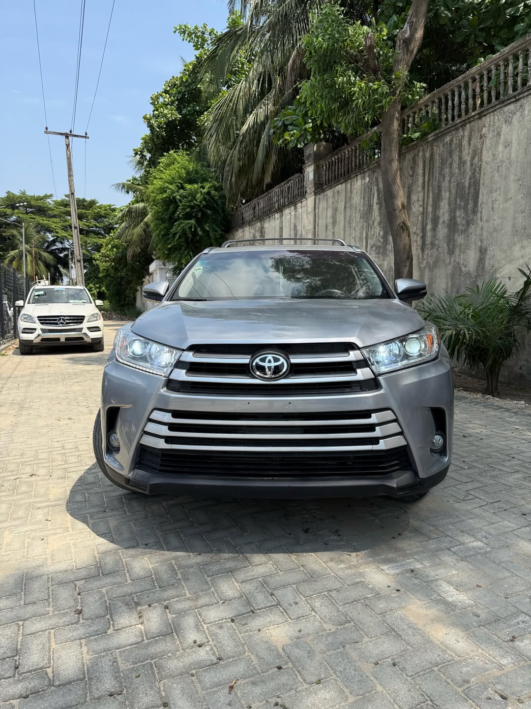 2016 Toyota Highlander: Luxury & Value at 28M