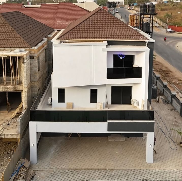 Exquisite 5-Bedroom Duplex with Cinema & Elevator in Guzape