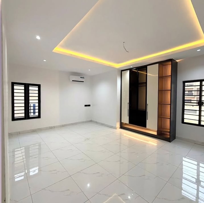 Exquisite 5-Bedroom Duplex with Cinema & Elevator in Guzape