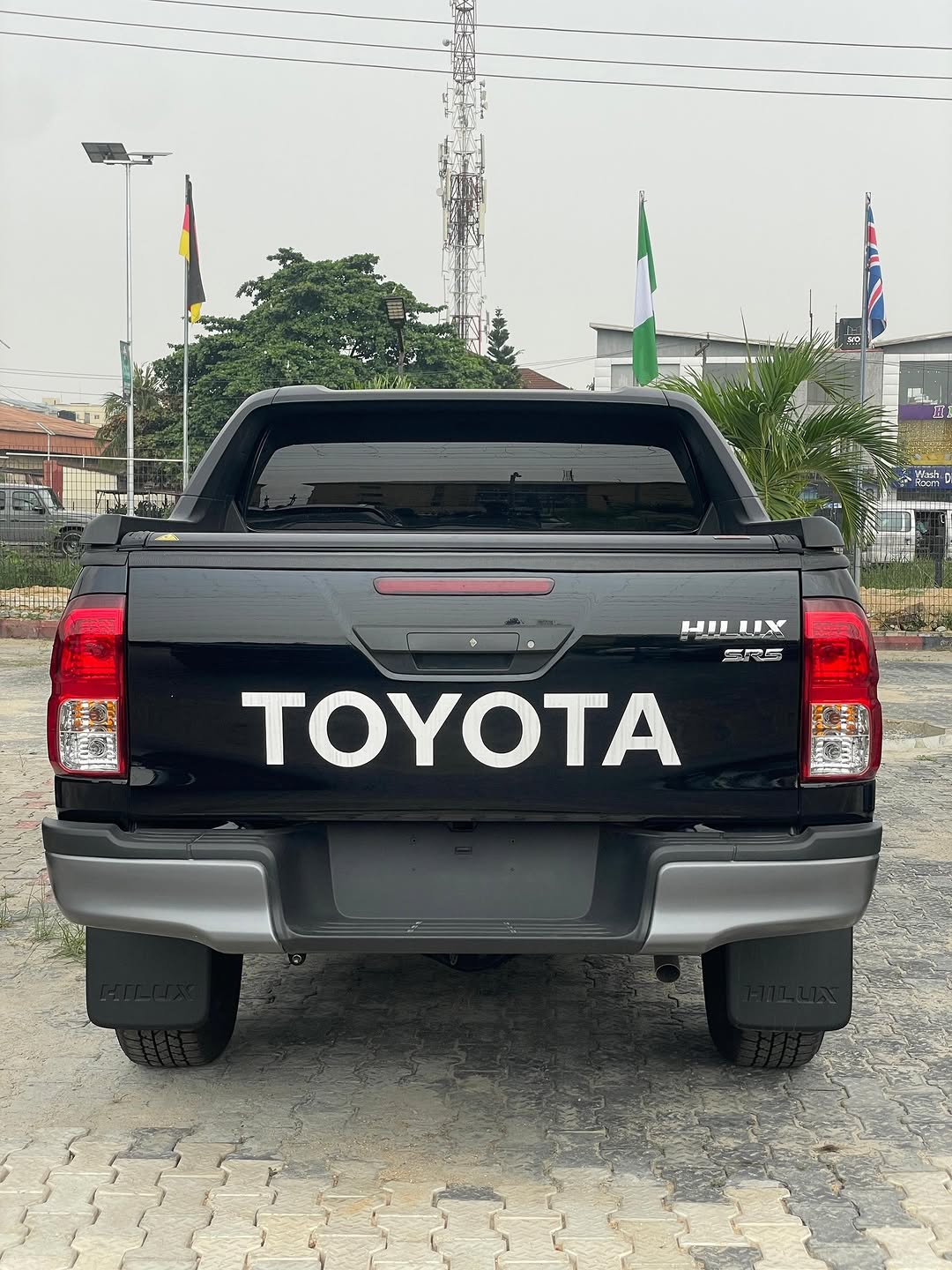 2025 Hilux SR5: Unstoppable 4×4 Power & Tech