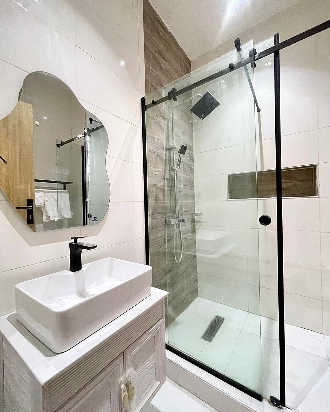 Sleek 2-Bed Poolside Apartment in Ikate Lekki