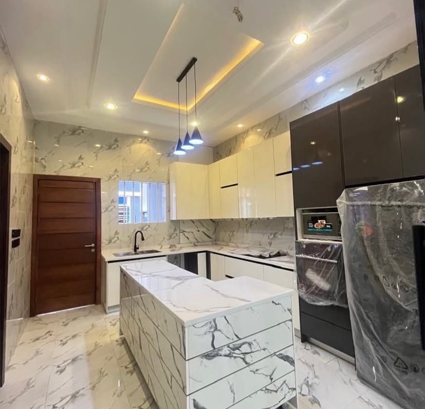 Spacious 5-Bedroom Haven in Secure Ikota