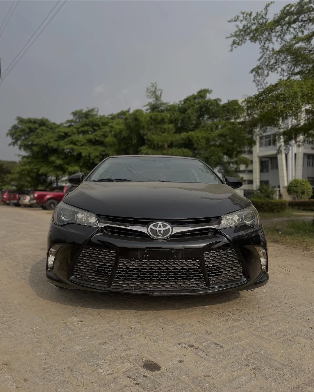 2016 Toyota Camry SE: Sleek Style, Unbeatable Value