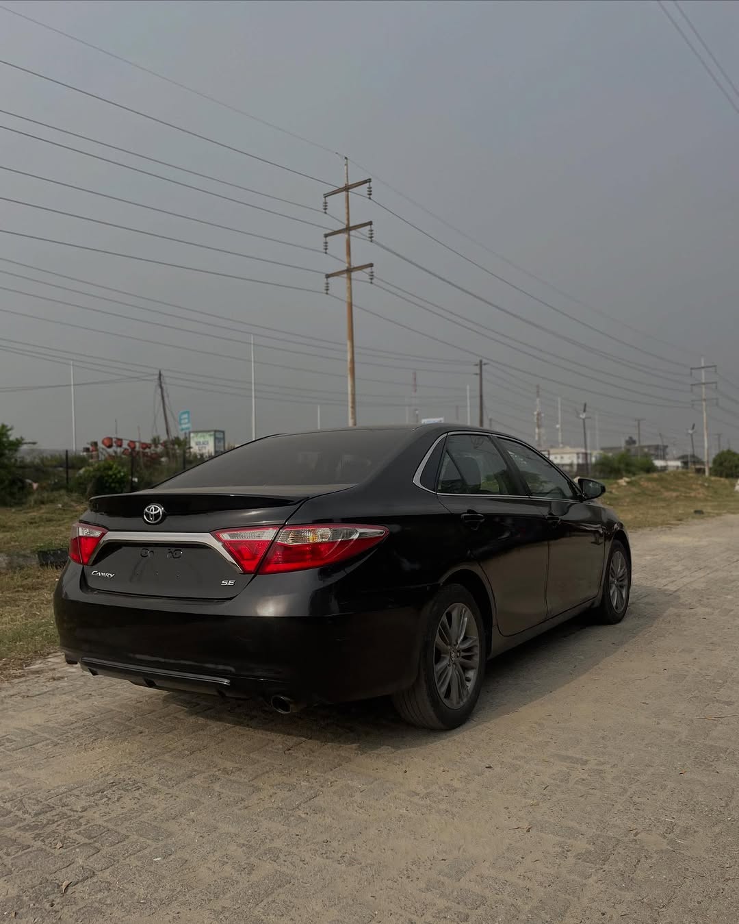2016 Toyota Camry SE: Sleek Style, Unbeatable Value