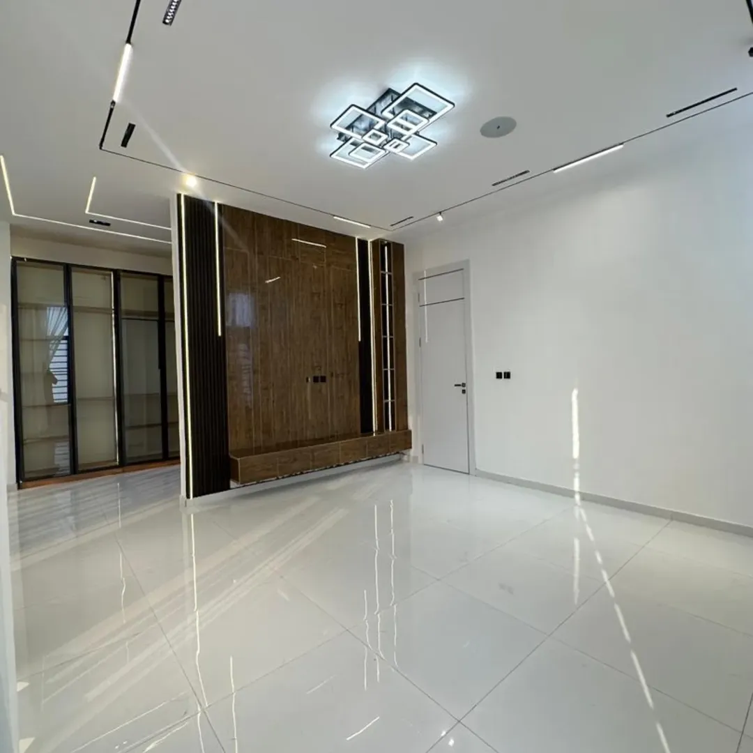 Elite 5-Bed Duplex with Pool & Gym in Chevron