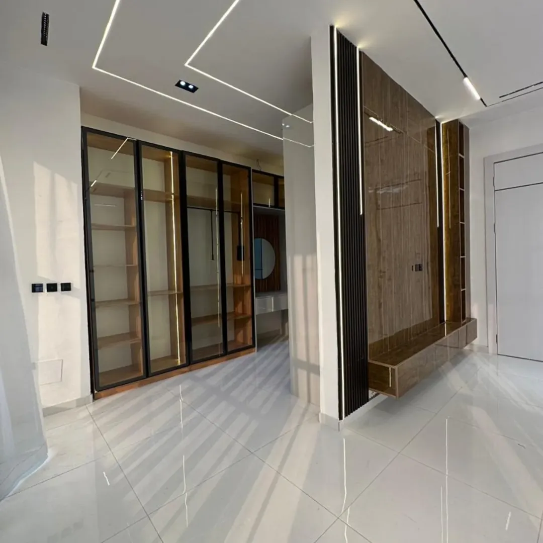 Elite 5-Bed Duplex with Pool & Gym in Chevron