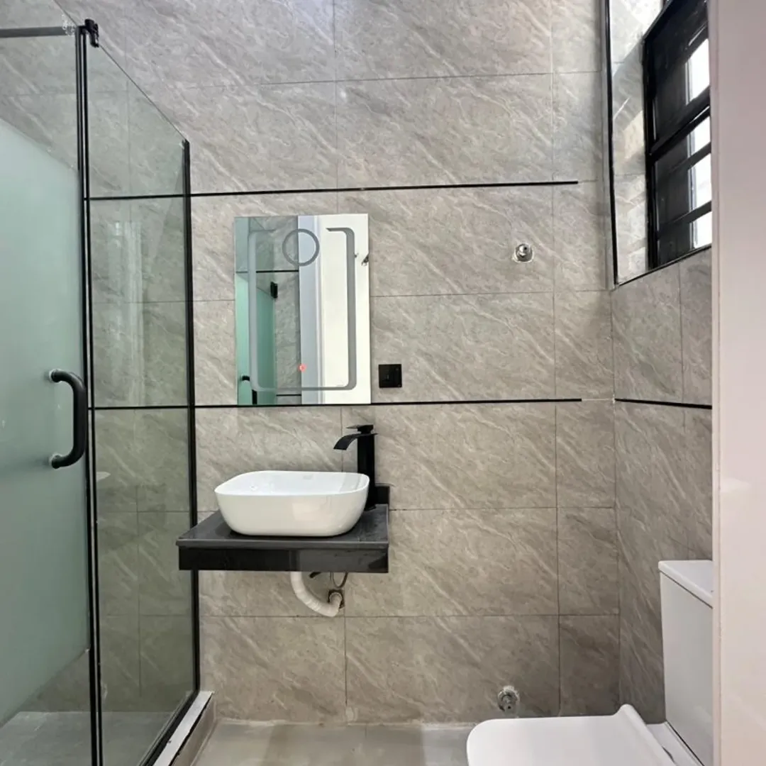 Elite 5-Bed Duplex with Pool & Gym in Chevron