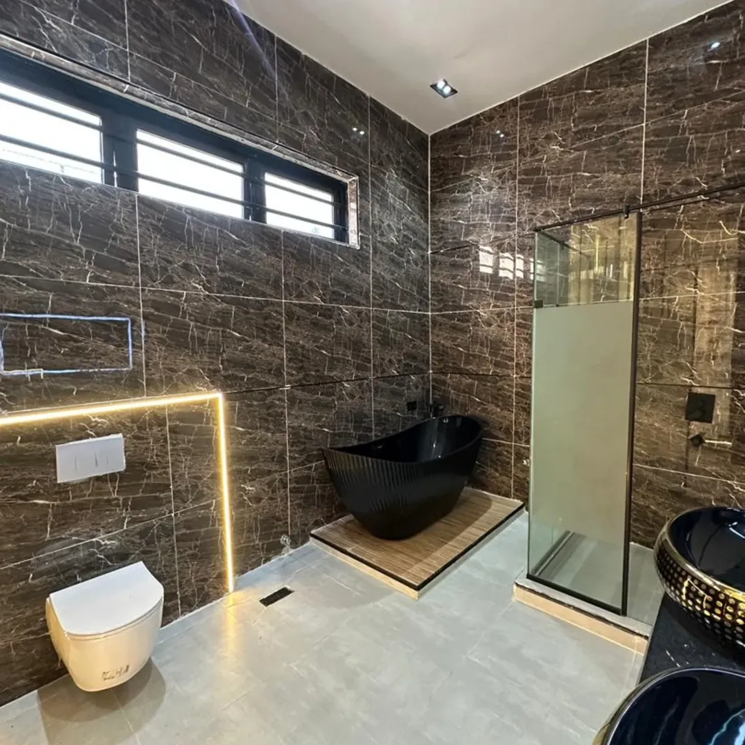 Elite 5-Bed Duplex with Pool & Gym in Chevron