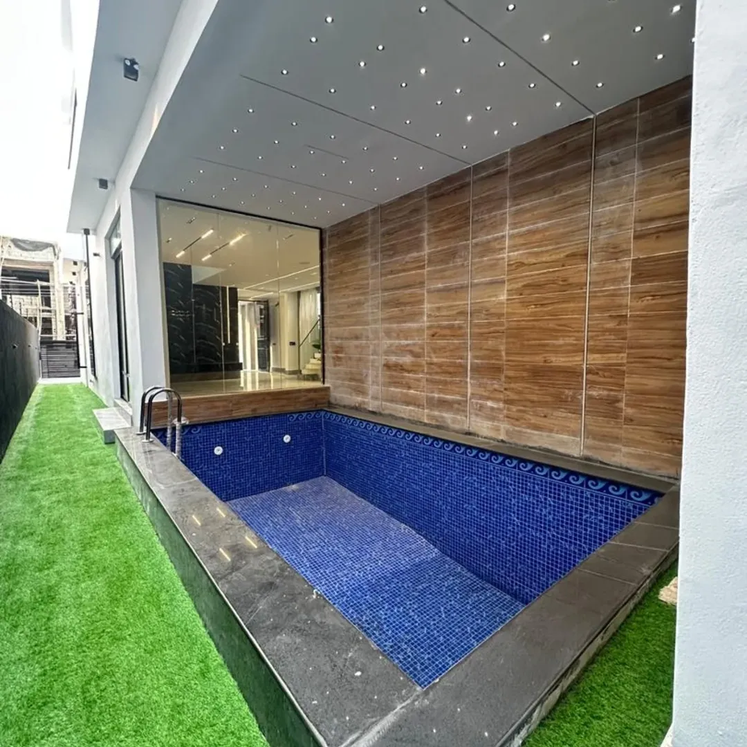 Elite 5-Bed Duplex with Pool & Gym in Chevron