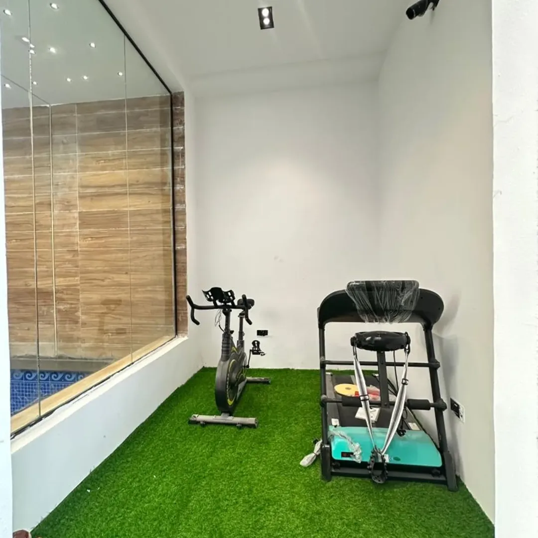 Elite 5-Bed Duplex with Pool & Gym in Chevron