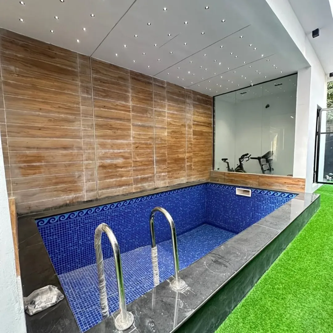 Elite 5-Bed Duplex with Pool & Gym in Chevron