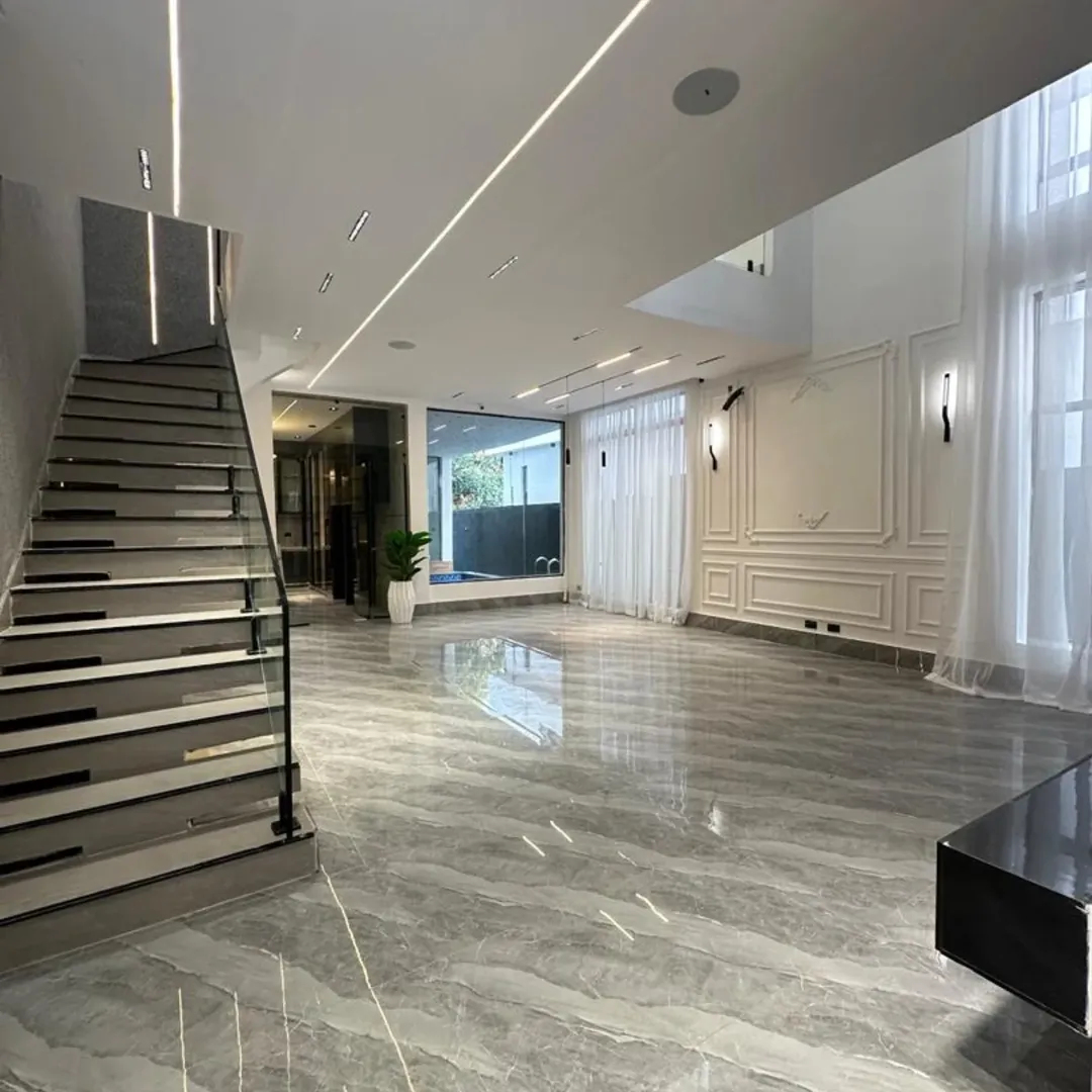 Elite 5-Bed Duplex with Pool & Gym in Chevron